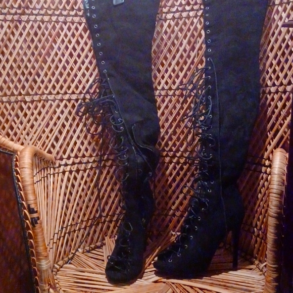 Thigh high lace up boots - Picture 4 of 4